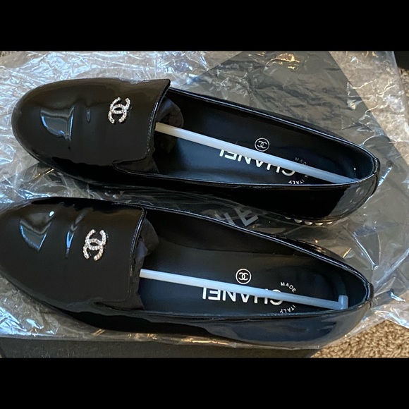 Chanel Patent Pearl Loafers Size 35.5 - Picture 4 of 11